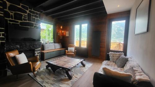 Saint-Lary-Soulan Chalet De Ski | Chalet Otsoak Chalet privé 3 chambres 6 personnes avec grande terrasse, garage couvert, vue montagnes à St Lary village