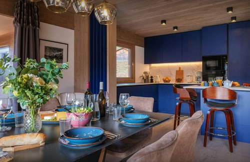 Le Grand-Bornand Chalet De Ski | Chalet Ours Rouge - séjour alpin avec spa et cinema - OVO Network