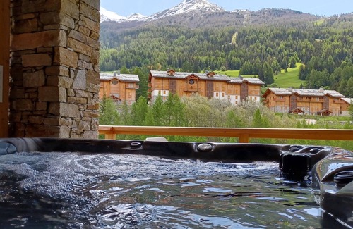 Val Cenis Appartement | Chalet Pramaria - Apt L'Arcelle, avec vue sur les montagnes, Wi-Fi et climatisation.