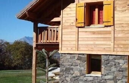 Saint-Leger-les-Melezes Chalet De Ski | Chalet jumelé avec vue imprenable.