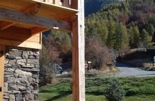 Saint-Leger-les-Melezes Chalet De Ski | Chalet jumelé avec vue imprenable.