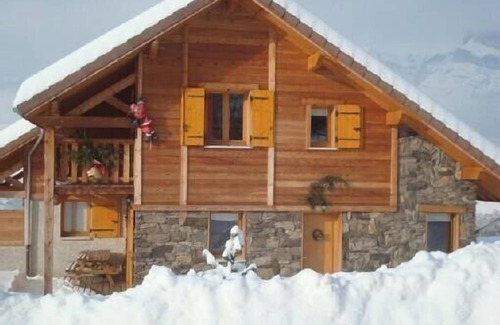 Saint-Leger-les-Melezes Chalet De Ski | Chalet jumelé avec vue imprenable.