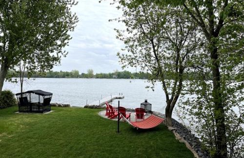 Le Haut-Richelieu Regional County Municipality Chalet De Ski | Chalet St-Jean-Sur-Richelieu Waterfront
