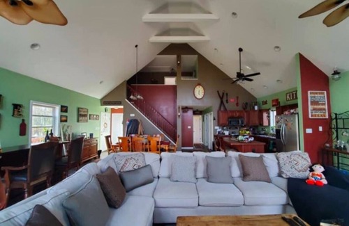 Sybertsville Chalet De Ski | Chalet style 3-bedroom with WiFi, AC in tranquil Hazleton.