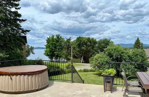 Desjardins Maison | Chalet-style house on the edge of the water