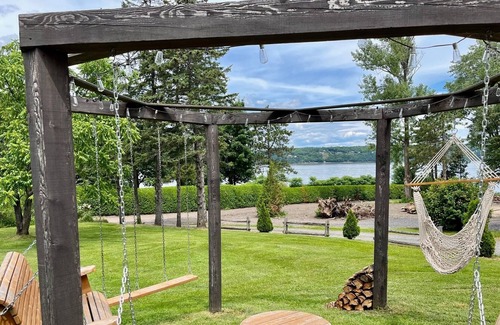 Desjardins Maison | Chalet-style house on the edge of the water