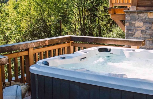 Morzine Chalet De Ski | Chalet Vorlaz is a luxury ski chalet with hot tub