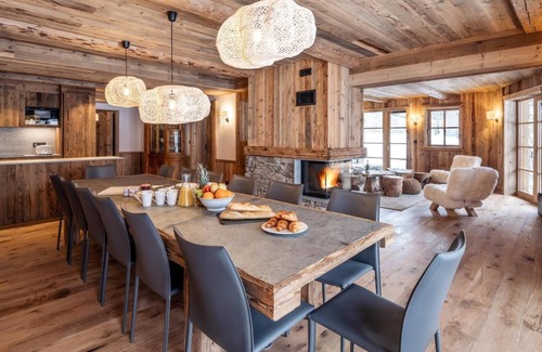 Le Fornet Chalet De Ski | Chalet, wifi, vue montagne, sauna, terrasse, balcon, cheminée ou poêle à bois, parking, télévision