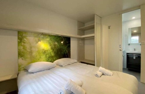 Dordtse Biesbosch Chalet De Ski | Chalet with 2 bedrooms, a terrace and a hottub