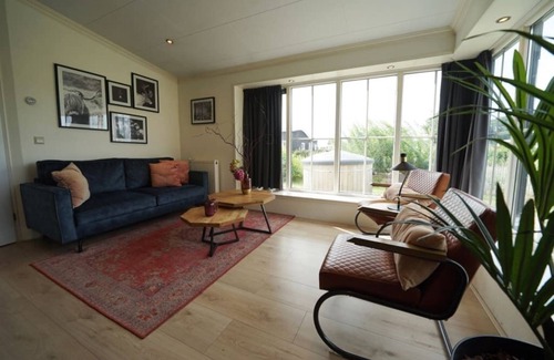 Dordtse Biesbosch Chalet De Ski | Chalet with 3 bedrooms and garden with hot tub