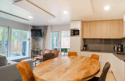 Zutendaal Chalet De Ski | Bonito chalet con airco en un parque de vacaciones