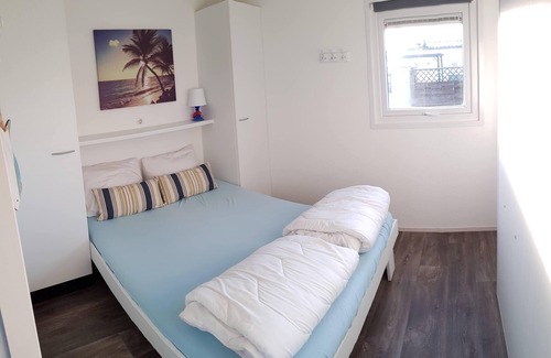 Renesse Chalet De Ski | Chalet with cozy lounge, 5 min. to the sea, near Brouwersdam, in Renesse NL