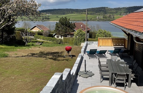 Montperreux Chalet De Ski | CHALET AVEC SPA VUE SUR LE LAC