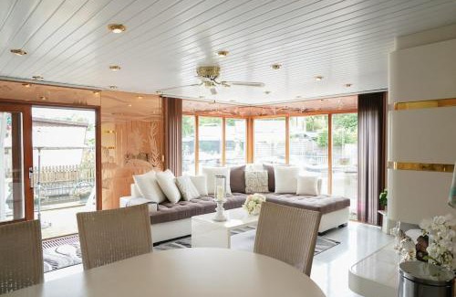 Loosdrecht Chalet De Ski | Chalet with waterfront sauna and boat