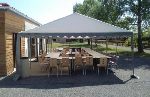 Veauchette Maison | Chalets confortables en bord d'étang avec terrasse, parc, activités et spa optionnel ! - FR-1-496-77