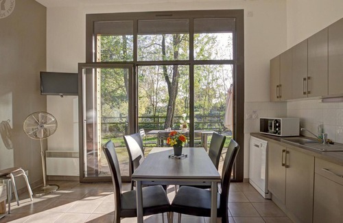 Veauchette Cottage | Chalets confortables au bord d'un étang avec terrasse, jardin et nombreuses activités.