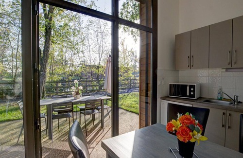Veauchette Cottage | Chalets confortables au bord d'un étang avec terrasse, jardin et nombreuses activités.