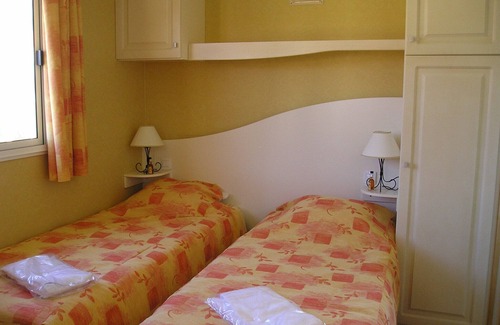 Tautavel Station Balnéaire | Chalets en village-vacances ! Clubs enfants et Clubs Ados inclus. Piscine