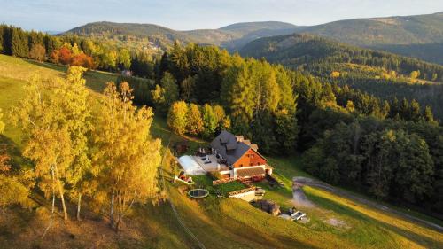 Vrchlabi Chalet De Ski | Chalupa Barborka - Národní park Krkonoše, sauna, bazén, dětské hřiště, gril, 6 pokojů, kuchyň, společenská místnost s krbem