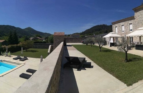 Saint-Fortunat-sur-Eyrieux Lit Et Petit-Déjeuner | Chambre indépendante avec sdb et piscine commune