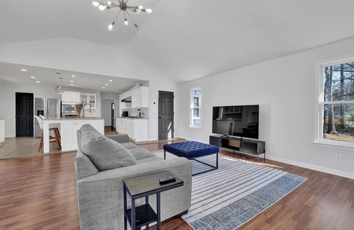 Chamblee Maison | Chamblee Retreat 3BR Home w Spacious Porch