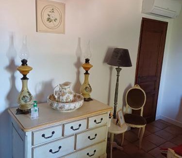 Saint-Saturnin-les-Avignon Lit Et Petit-Déjeuner | Chambre d hôte Lavande "Au fond du jardin"
