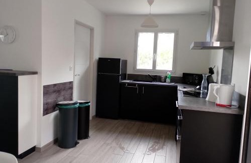 Valdivienne Maison | Chambre avec salle de bain et WC privés