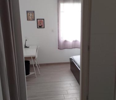 Valdivienne Maison | Chambre avec salle de bain et WC privés