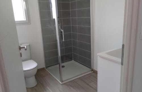 Valdivienne Maison | Chambre avec salle de bain et WC privés