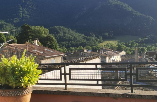 Die Lit Et Petit-Déjeuner | Chambre au calme. Départ rando depuis centre ville10mn gare et rivière à pied