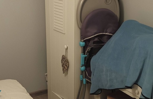 Arvert Maison | Chambre avec lit 2 personnes, lit, chaise haute et baignoire bébé fournis