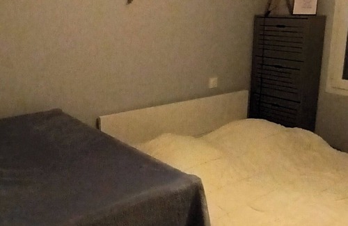 Arvert Maison | Chambre avec lit 2 personnes, lit, chaise haute et baignoire bébé fournis