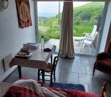 La Renaudie Maison | chambre basique, endroit magique