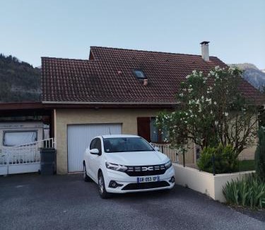 Cluses Maison | Chambre bleue dans maison avec parking