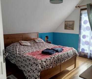 Cluses Maison | Chambre bleue dans maison avec parking