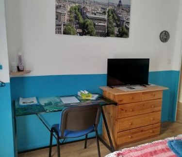 Cluses Maison | Chambre bleue dans maison avec parking