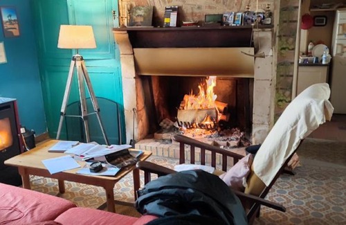 Ivoy le Pre Maison | chambre chez l'habitant rouge maison ancienne