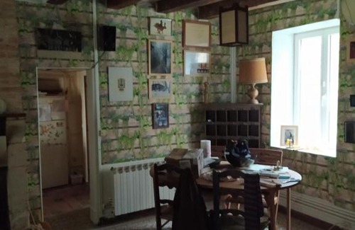 Ivoy le Pre Maison | chambre chez l'habitant rouge maison ancienne