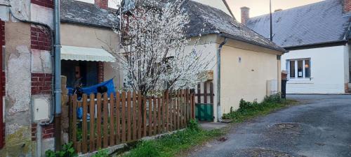 Ivoy le Pre Maison | chambre chez l'habitant rouge maison ancienne