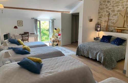 Roquemaure Maison | Chambre chez l'habitant dans MAS provençal avec piscine partagée en saison