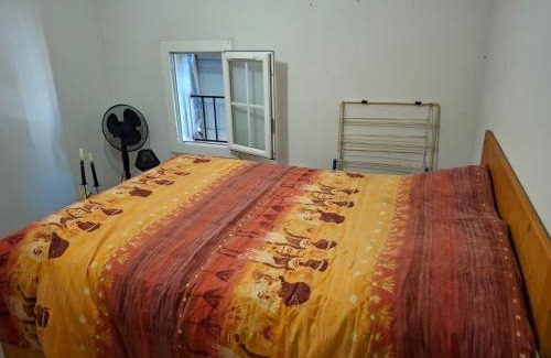 Aiguillon Maison | Chambre confortable avec télé