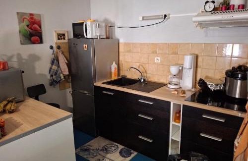 Aiguillon Maison | Chambre confortable avec télé