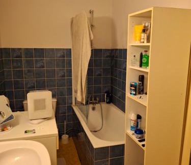 Aiguillon Maison | Chambre confortable avec télé
