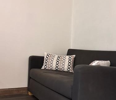 La Celle-sous-Gouzon Maison | Chambre coquette indépendante au sous-sol de maison