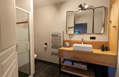 Saint-Privat-d'Allier Lit Et Petit-Déjeuner | Chambre cosy avec bien-être, parking, wifi - Au cœur de l'Auvergne - FR-1-582-506