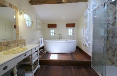 Saint-Michel-de-Fronsac Lit Et Petit-Déjeuner | Chambre d'hôtes spacieuse, salle de bain privative