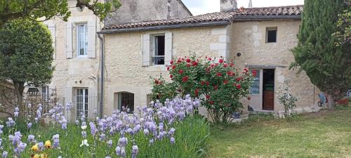 Saint-Michel-de-Fronsac Lit Et Petit-Déjeuner | Chambre d'hôtes spacieuse, salle de bain privative