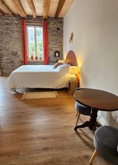 Antignac Lit Et Petit-Déjeuner | Chambre d'hôte de charme L'Escapada Les Échappées Belles