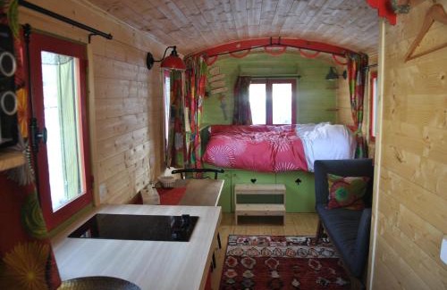 Villy-le-Bouveret Lit Et Petit-Déjeuner | Chambre d'hôte dans Roulotte aménagée tout confort Kitchenette SDB La Fée Favie