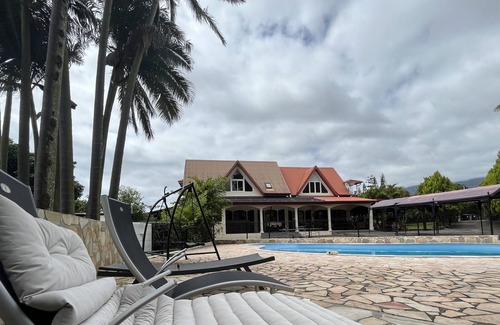 Sainte-Anne Lit Et Petit-Déjeuner | Chambre d'hôtes à la Villa Lyse avec piscine
